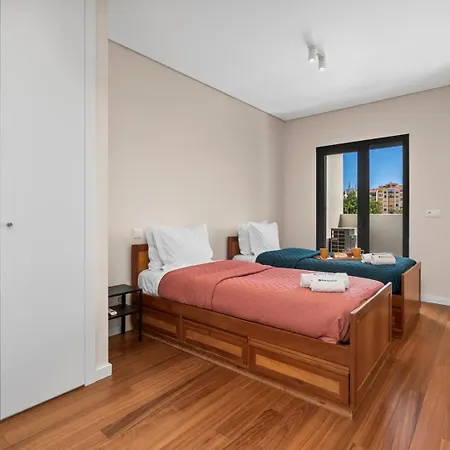 Apartamento Rooftop Pools & Balcony Haven By Hostwise *