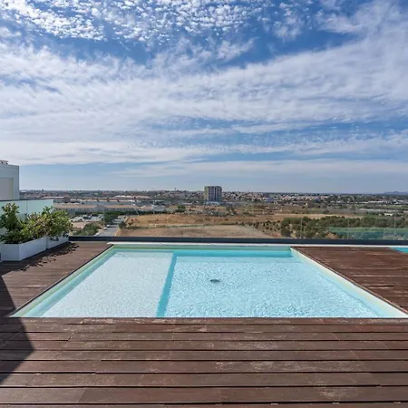 Apartamento Rooftop Pools & Balcony Haven By Hostwise