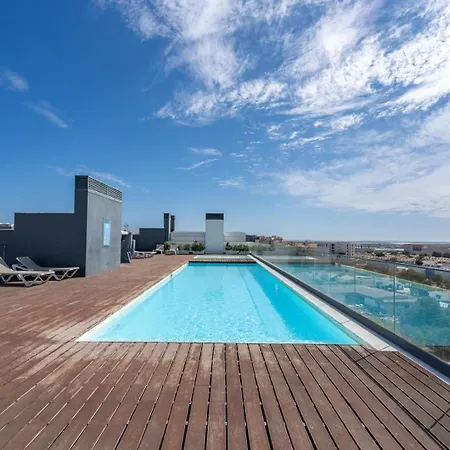 Apartamento Rooftop Pools & Balcony Haven By Hostwise *
