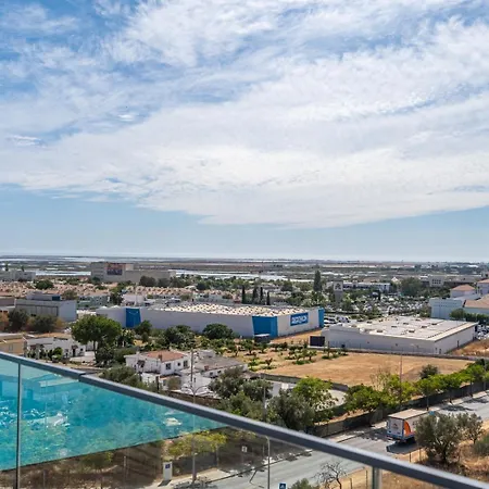 Apartamento Rooftop Pools & Balcony Haven By Hostwise