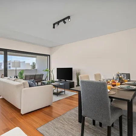 Apartamento Rooftop Pools & Balcony Haven By Hostwise *