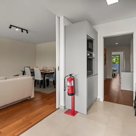 Apartamento Rooftop Pools & Balcony Haven By Hostwise